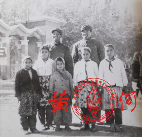 余宁生和战友吴广乾与维吾尔族儿童合影BA4II