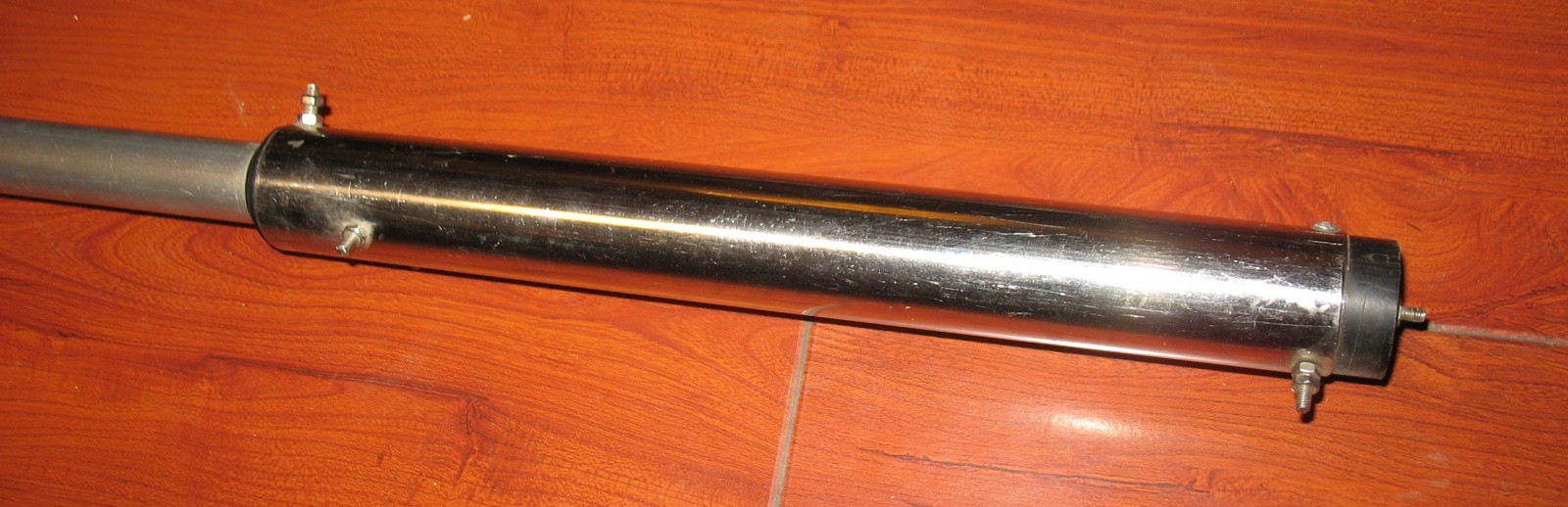 图四：用来室外固定的底部绝缘棒