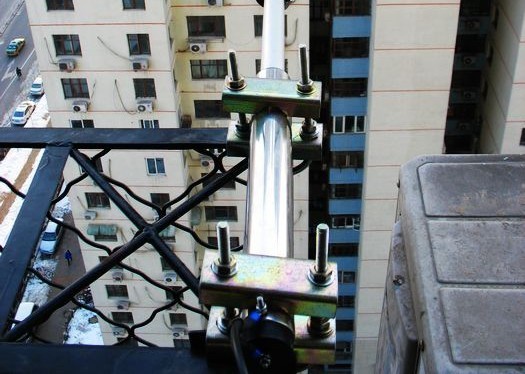 图九：固定在架子上的天线