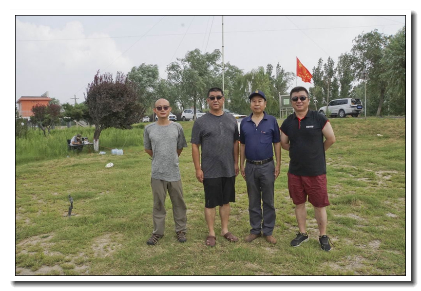 参加活动的几位退伍老兵，敬礼