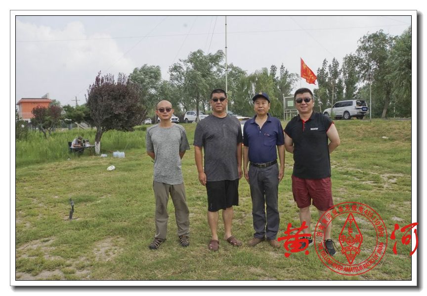 参加活动的几位退伍老兵,敬礼