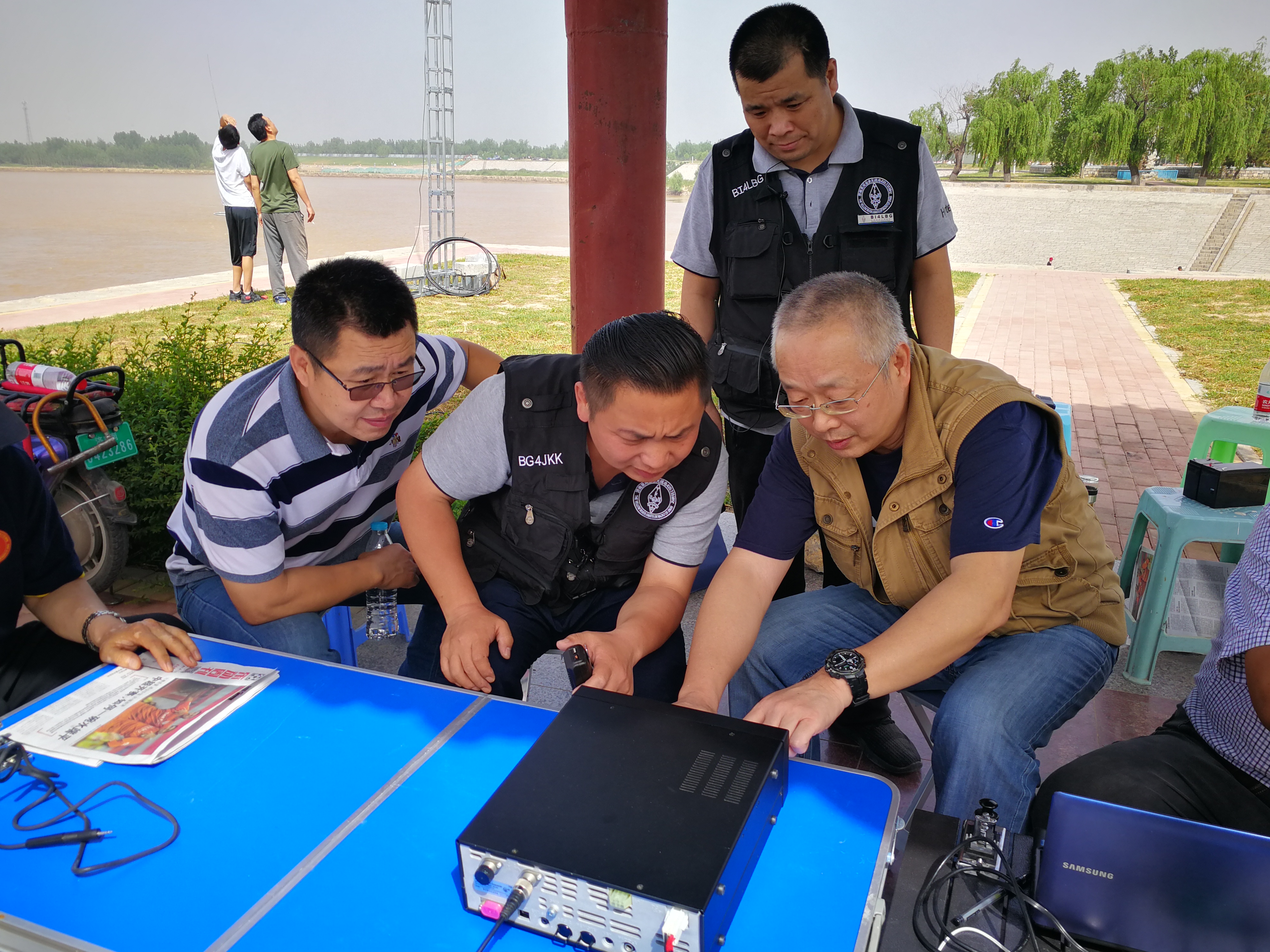 与济南黄河业余无线电成员在黄河边