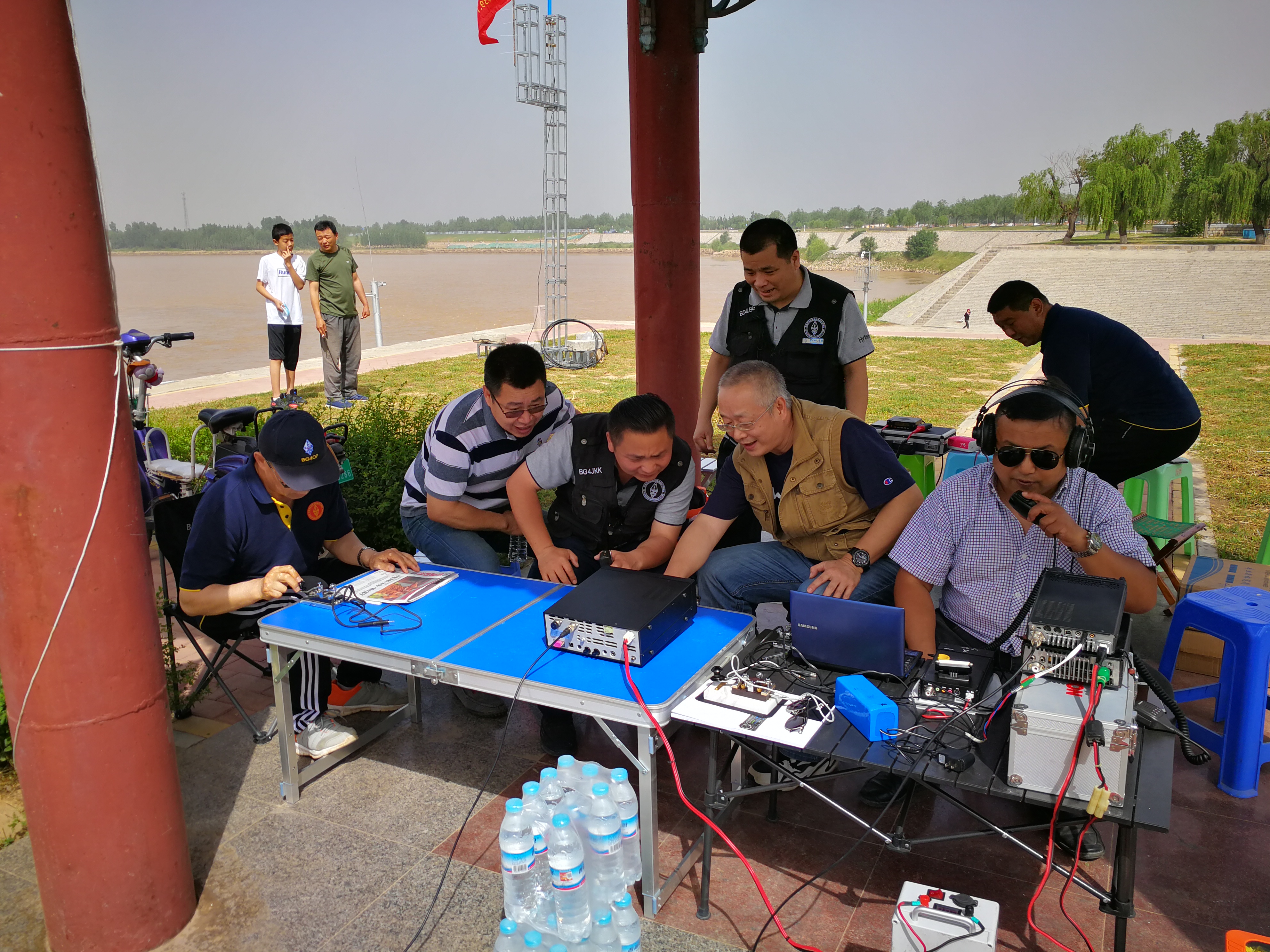 与济南黄河业余无线电一起黄河边架设